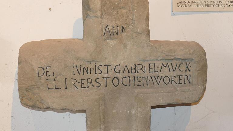 Marodierende Soldaten erstachen 1646 am Stationsweg einen Bürger. Das Kreuz im Stadtmuseum erinnert an die Bluttat. Marodierende Soldaten erstachen 1646 am Stationsweg einen Bürger. Das Kreuz im Stadtmuseum erinnert an die Bluttat.