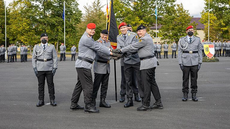 Die Bundeswehr in Veitshöchheim stellt ein neues Fernmeldebataillon auf. Auf dem Foto wird der neue Kommandeur, Oberstleutnant Jan Mosel, beglückwünscht. Von links nach rechts (ab roter Kappe): Brigadegeneral Michael Podzus, Generalleutnant Stephan Thomas, Oberstleutnant Jan Mosel, Generalmajor Ruprecht von Butler.