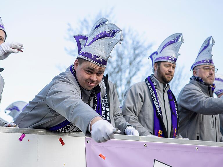 Bunte Wagen, Musik und Süßigkeiten gehören zum Ochsenfurter Faschingszug traditionell mit dazu.