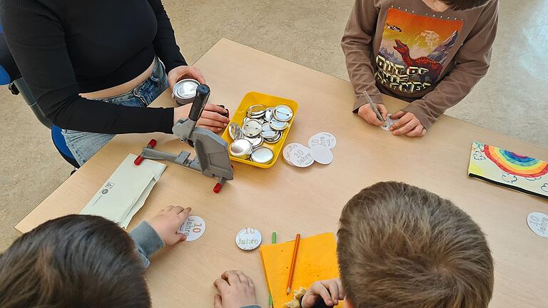 Im Anschluss an den öffentlichen Teil konnten die Besucherinnen und Besucher in den Räumlichkeiten des Horts Buttons mit dem Aufdruck 'Zehn Jahre Hort' basteln.