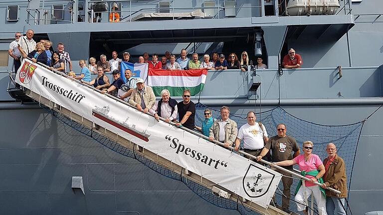 Willkommen auf der &bdquo;Spessart&ldquo;, dem Patenschiff des Landkreises Main-Spessart. Eine Delegation mit Landrat Thomas Schiebel besuchte das Schiff in Wilhelmshaven.