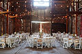 Barn Wedding       -  Hier ein zusätzlicher Tisch und dort noch ein Deko-Element. Bei der Buchung der perfekten Hochzeits-Location verliert man schnell den Kostenüberblick.