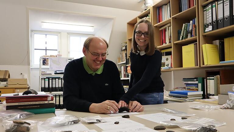 Ein Schreibtisch voller Milseburg-Scherben – reine Freude für den Stadt- und Kreisarchäologen Frank Verse und die Archäologin Steffi Rößner. Sie bringt seit einem Jahr System in die Funde und wird daraus Rückschlüsse ziehen.