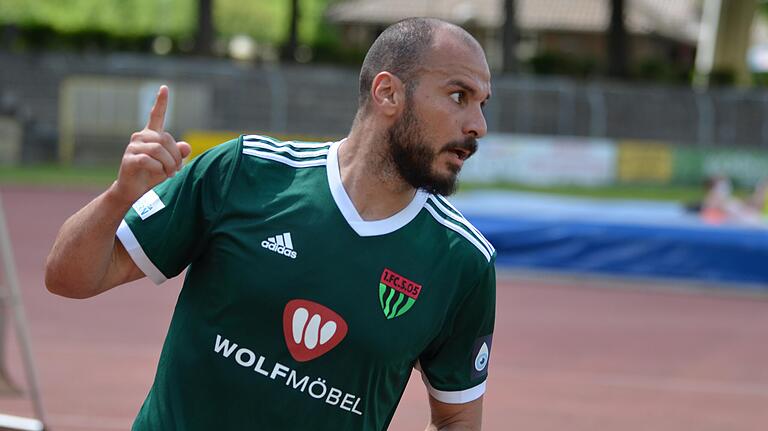 Ein Fingerzeig Richtung Norden? Adam Jabiri (FC 05 Schweinfurt) sorgt in den gegnerischen Strafräumen stets für Gefahr. Havelses Torjäger fällt - zumindest im ersten Duell - aus.