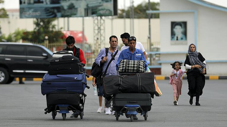 Passagiere gehen zum Abflugterminal des internationalen Flughafens Hamid Karzai in Kabul, Afghanistan, Samstag, 14. August 2021. Da die afghanische Hauptstadt von einer Taliban-Offensive umzingelt ist, gibt es für diejenigen, die vor dem Krieg fliehen, zunehmend nur noch einen Weg nach draußen und für die US-Truppen, die zum Schutz der noch vor Ort befindlichen amerikanischen Diplomaten entsandt wurden, nur noch einen Weg hinein: den Flughafen.