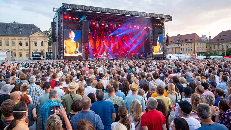 Schon im vergangenen bei dem Konzert von Sting in Würzburg versammelten sich viele Menschen auf dem Konzertgelände vor der Residenz. Auch in diesem Jahr könnte es voll werden.