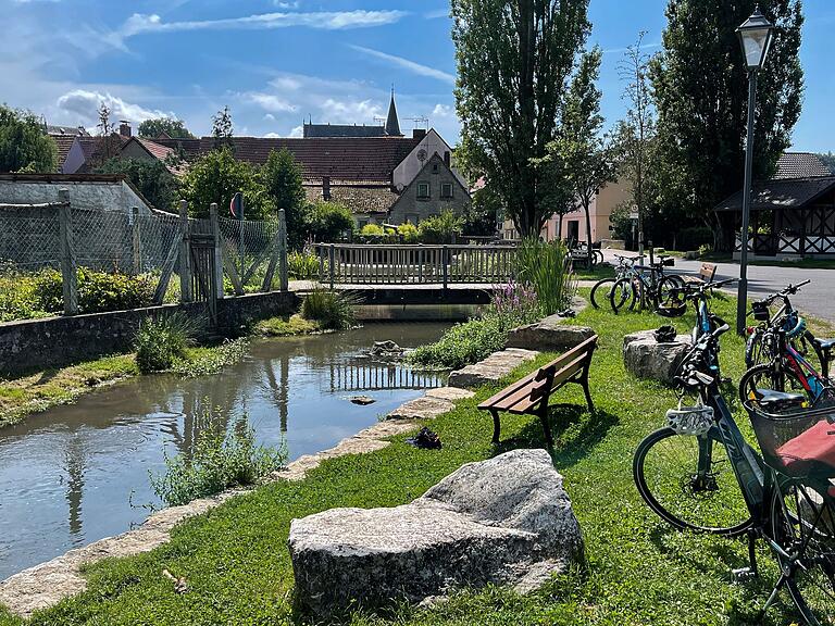 In Thüngen können die Erwachsenen kneippen, während die Kinder im seichten Wasser die Enten beobachten. In Thüngen können die Erwachsenen kneippen, während die Kinder im seichten Wasser die Enten beobachten.