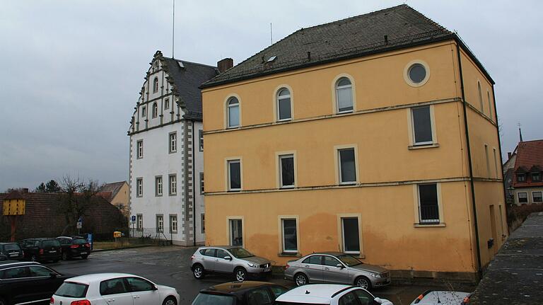 Das Nebengebäude (gelbes Haus) im Hof der Verwaltungsgemeinschaft (im Hintergrund) soll nach einer Sanierung das Stadtbauamt beherbergen. Bis dahin soll das Stadtbauamt übergangsweise anderswo unterkommen. Das Nebengebäude (gelbes Haus) im Hof der Verwaltungsgemeinschaft (im Hintergrund) soll nach einer Sanierung das Stadtbauamt beherbergen. Bis dahin soll das Stadtbauamt übergangsweise anderswo unterkommen.
