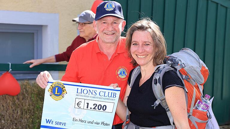 Eine beachtliche Summe in Höhe von 1 200 € spendete der Lions-Club Mittelmain-Karlstadt an Kathrin Pöhlmann, die einen Spendenlauf auf sich nahm und in fünf Tagen rund 120 Kilometer wanderte. Hier überreicht gerade Andreas Möhres, der Vize-Präsident des Lions-Club, den Spendenscheck an die Läuferin.