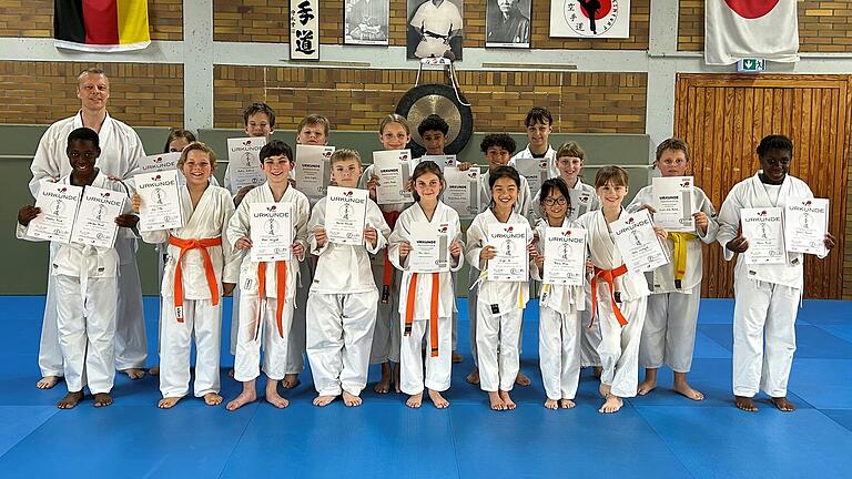 Auf dem Bild: Die Gruppe der Kinder und Schüler nach bestandener Karate-Gürtelprüfung.