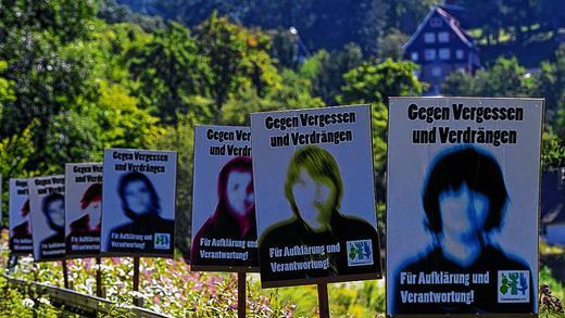 Missbrauch aufklären: Mahntafeln gegen das Vergessen an einer Straße bei Ober-Hambach (Kreis Bergstraße) nahe der Odenwaldschule.