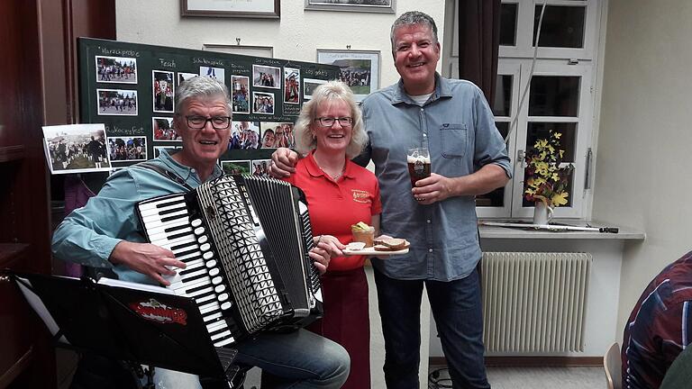 Diplombraumeister Dietmar Schmitt (rechts) stellte bei der Bierprobe der Stadtkapelle  sieben Biere vor. Bernd Hammer sorgte für die Musik, während sich Vorsitzende Erika Pascher um die Brotzeit kümmerte.H. Hessel       -  Diplombraumeister Dietmar Schmitt (rechts) stellte bei der Bierprobe der Stadtkapelle  sieben Biere vor. Bernd Hammer sorgte für die Musik, während sich Vorsitzende Erika Pascher um die Brotzeit kümmerte.H. Hessel