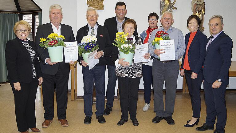 Führungswechsel und Ehrungen bei der CSU Geldersheim (von links): Annemarie Schuler (neue Ehrenvorsitzende), Sigmund Appelmann (30 Jahre Mitglied), Theo Joachim (35 Jahre), Thomas Hemmerich (neuer CSU-Ortsvorsitzender), Renate Hümmer (40 Jahre), Barbara Wiederer (Kreisrätin), Karl-Walter Feser (50 Jahre), Christine Bender (stellvertretemde Landrätin) und Lothar Zachmann (designierter Landratskandidat).