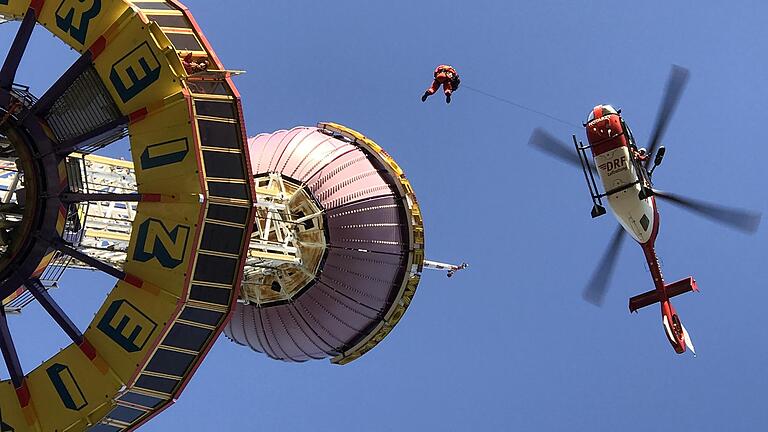 Im Top of the World im Geiselwinder Freizeit-Land holten die Höhenretter der Würzburger Berufsfeuerwehr 21 Besucher aus der festsitzenden Gondel in 60 Meter Höhe.