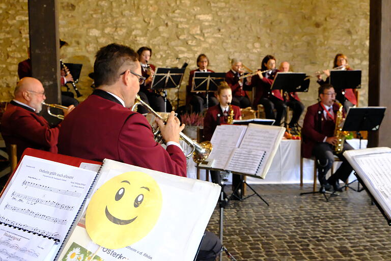Gut gelaunt: Die Musikerinnen und Musiker der Stadtkapelle Ostheim sorgten für den schmissigen Ton bei der Wurstanschnitt-Aufzeichnung.