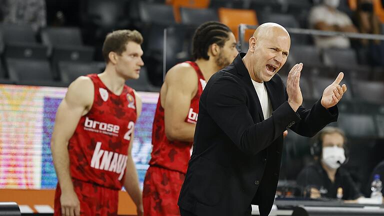 Stehen in Vechta vor einer Herausforderung: die Würzburger Florian Koch, Zach Smith (verdeckt) und Trainer Denis Wucherer. Stehen in Vechta vor einer Herausforderung: die Würzburger Florian Koch, Zach Smith (verdeckt) und Trainer Denis Wucherer.