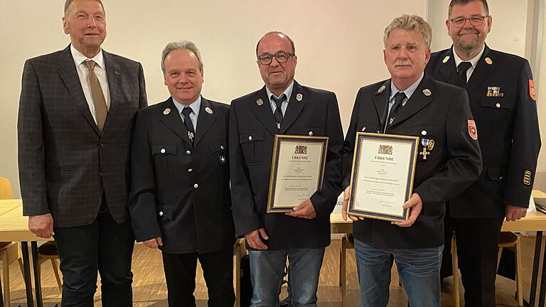 Ehrung für 40 Jahre aktiven Dienst in der Feuerwehr. Das Bild zeigt (von links): Stellv. Landrat Robert Finster, Pfarrer Peter Stier, Leonhardt Schardt, Rainer Trabert, Kreisbrandrat Dirk Albrecht