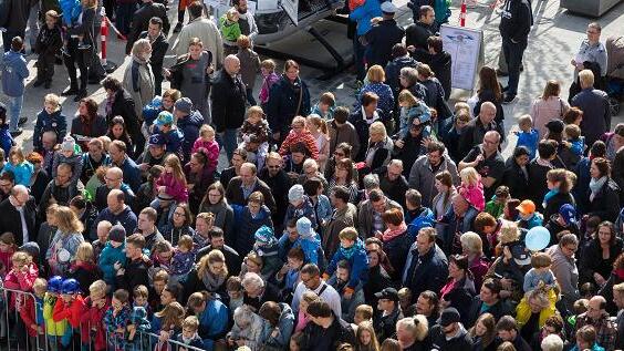 Unerwarteter Ansturm: Rund 9000 Menschen nutzen am Sonntag beim Tag der offenen Tür bei der Polizei in Würzburg die Möglichkeit, einen Blick hinter die Kulissen der Polizeiarbeit zu werfen.