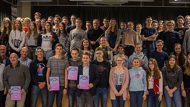 Eine Dankveranstaltung gab es für die Teilnehmer und Unterstützer der Aufführung des Musicals &bdquo;Hairspray&ldquo; durch das P-Seminar-Musik des Franz-Ludwig-Erthal-Gymnasiums.