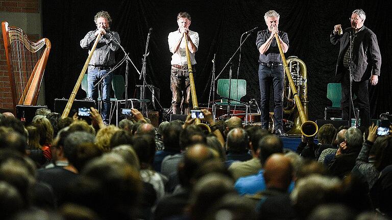 Alphörner im Einsatz: Die drei Well-Brüder Karl, Christoph und Michael beim Bavaria-Medley. Gerhard Polt gibt dazu die meckernde Ziege mit Glöcklein.