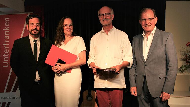 Bei der Verleihung des Kulturpreises des Bezirks Unterfranken in Gerolzhofen: (von links) Laudator Jochen Wobser, Silvia Kirchhof, Thomas Glasmeyer und Bezirkstagspräsident Erwin Dotzel.