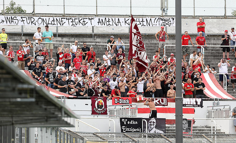 Unterstützung an der Grünwalder Straße: die mitgereisten Anhänger des FC Würzburger Kickers.