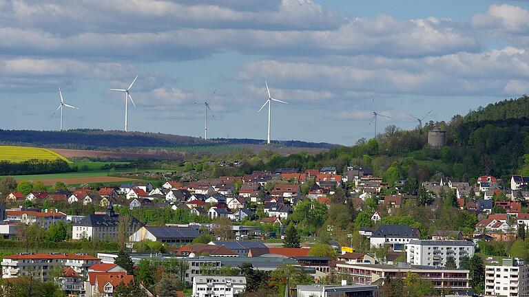 Wie können sich Bürgerinnen und Bürgen an Projekten zu Windkraft- und Photovoltaikanlagen in der Region beteiligen? Darum ging es in einem Vortrag. Unser Foto zeigt Windräder in Richtung Münnerstadt - fotografiert vom Altenberg aus.       -  Wie können sich Bürgerinnen und Bürgen an Projekten zu Windkraft- und Photovoltaikanlagen in der Region beteiligen? Darum ging es in einem Vortrag. Unser Foto zeigt Windräder in Richtung Münnerstadt - fotografiert vom Altenberg aus.