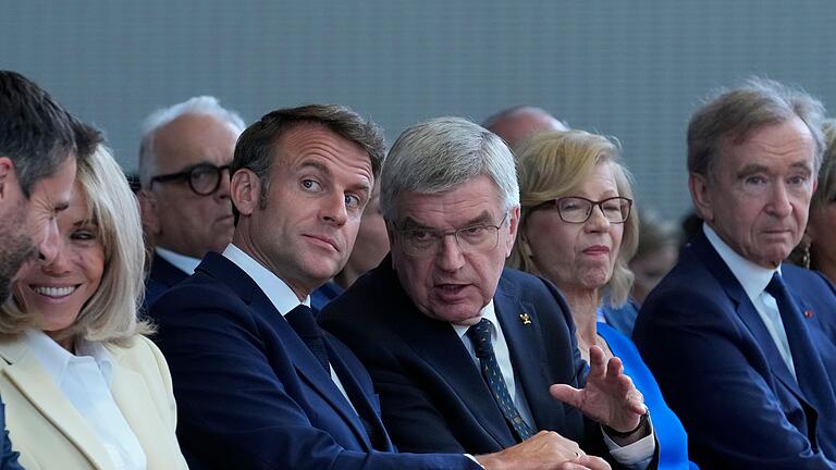 Paris 2024 - IOC-Session       -  IOC-Präsident Thomas Bach (r) verspricht spektakuläre Olympische Spiele in Paris.