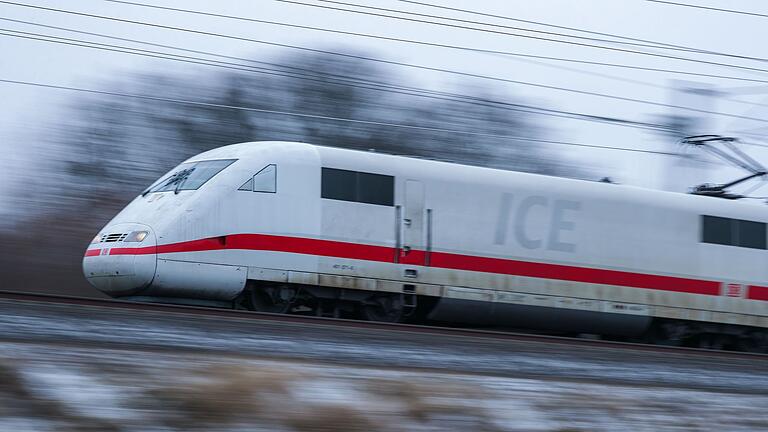 ICE auf freier Strecke       -  Reisende im Fernverkehr mussten ebenso wie Pendler wegen einer Reparatur an der Oberleitung Geduld mitbringen. (Symbolbild)