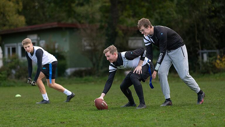In dieser Szene steht der Center (mit Ball) vor dem Quarterback, um ihm den Ball zu übergeben. Außen hat sich ein Passempfänger positioniert. In dieser Szene steht der Center (mit Ball) vor dem Quarterback, um ihm den Ball zu übergeben. Außen hat sich ein Passempfänger positioniert.