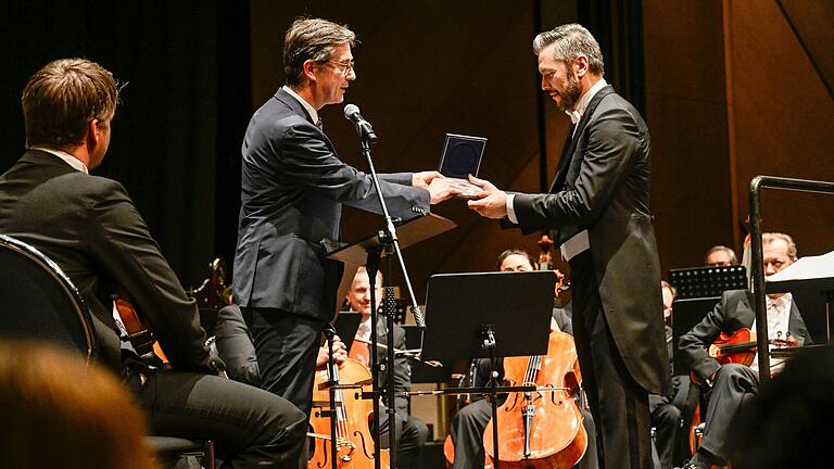 Silberne Stadtplakette für einen 'charmanten Verführer': OB Christian Schuchardt und Enrico Calesso. Silberne Stadtplakette für einen 'charmanten Verführer': OB Christian Schuchardt und Enrico Calesso. 