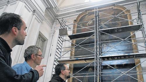 Besprechen die Abnahme des großen Ölgemäldes: (von links) Diplom-Restaurator Georg Pracher, Schmiedemeister und Restaurator im Handwerk Josef Scheidhammer, der in Landshut das Gemälde aufhängen wird, und Prior Pater Günter Aldenhoff vom Würzburger Kloster der Unbeschuhten Karmeliten.