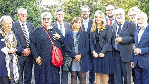 Kinder- und Jugendliteratur ausgezeichnet       -  (rr) Die Deutsche Akademie für Kinder- und Jugendliteratur und die Märchen-Stiftung Walter Kahn hat in Volkach ihre Kultur- und Wissenschaftspreise verliehen. Im Bild (von links): Laudatorin Sabine Wienker-Piepho, Professor Dr. Stefan Top (Europäischer Märchenpreis), Jutta Richter (Großer Preis), Bürgermeister Peter Kornell, Birgit Fricke (Volkacher Taler), Roland Kahn, Anna Seidel (Nachwuchspreis), Steffen Retzlaff (Lutz-Röhrich-Preis), Professor Dr. Dr. Kurt Franz (Volkacher Taler), Präsidentin Dr. Claudia Pecher und Jürgen Janning (Vorstandsvorsitzender der Märchenstiftung).