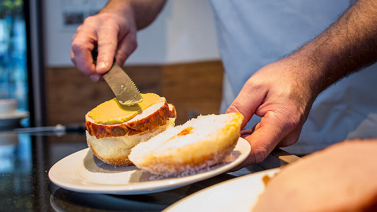 Leberkäse und Senf gehören auf Rösners Leberkäs-Krapfen.