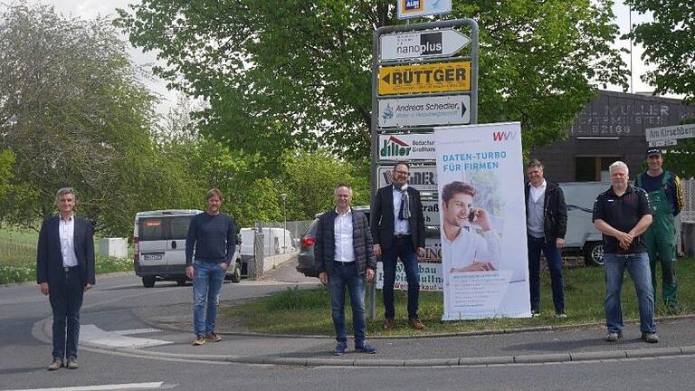 Freuen sich auf eine gute Zusammenarbeit beim Ausbau des Glasfasernetzes im Gerbrunner Gewerbegebiet „Am Kirschberg“ (von links): Bernd Hammer (Abteilungsleiter für Telekommunikation und Verkehrstechnik WVV), Bernd Riegel (Georg Riegel GmbH), Stefan Wolfshörndl (Erster Bürgermeister Gemeinde Gerbrunn), Markus Meyer (Gemeinde Gerbrunn), Jürgen Roos (Vertrieb Telekommunikation WVV), Michael Zinnhobel (Fensterbau Zinnhobel), Wolfgang Ulrich (Architekt Ulrich GmbH).