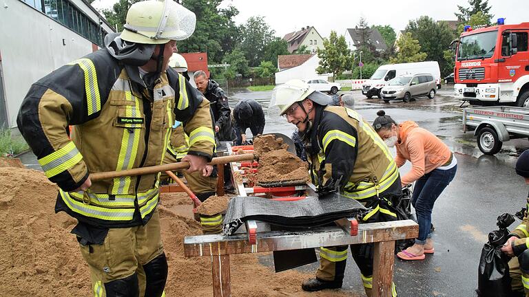 Während des Juli-Hochwassers war die Feuerwehr in Wiesentheid ständig im Einsatz. Nun will die Gemeindeführung die Betroffenen doch nicht dafür zahlen lassen.&nbsp;