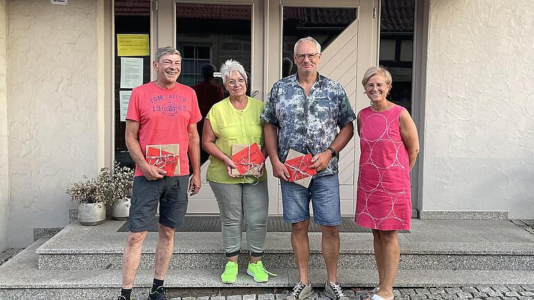 Dank und Präsente für die geleistete Arbeit: Die Gemeinderäte Ralf Seidling (links) und Horst Ruck sowie die Gemeinderätin Doris Warmuth wurden von Bürgermeisterin Angelika Götz (rechts) geehrt. Dank und Präsente für die geleistete Arbeit: Die Gemeinderäte Ralf Seidling (links) und Horst Ruck sowie die Gemeinderätin Doris Warmuth wurden von Bürgermeisterin Angelika Götz (rechts) geehrt.