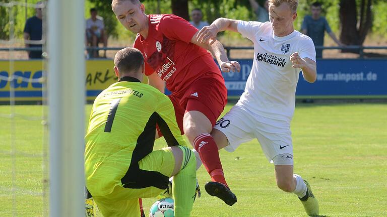 Beschäftigte die Lichtenfelser Hintermannschaft mit Keeper Niklas Weise (links) und Kevin Wige erhebliche: Karlburgs Stürmer Marco Kunzmann (rechts) Beschäftigte die Lichtenfelser Hintermannschaft mit Keeper Niklas Weise (links) und Kevin Wige erhebliche: Karlburgs Stürmer Marco Kunzmann (rechts)