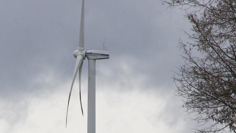 Der Bau von Photovoltaikanlagen oder Windkraftanlagen, wie im Bild oberhalb der Repperndorfer GWF, soll landkreisweit koordiniert werden. Der Albertshöfer Gemeinderat lehnt den Beitritt zur Energiegesellschaft aber ab.