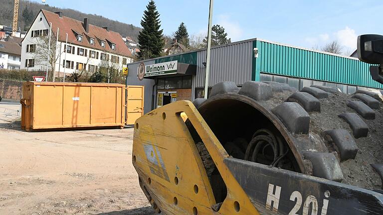 Entkernung läuft: Schuttcontainer und Baumaschinen säumen die Halle des ehemaligen Garten- und Getränkemarkts Weimann. Entkernung läuft: Schuttcontainer und Baumaschinen säumen die Halle des ehemaligen Garten- und Getränkemarkts Weimann.