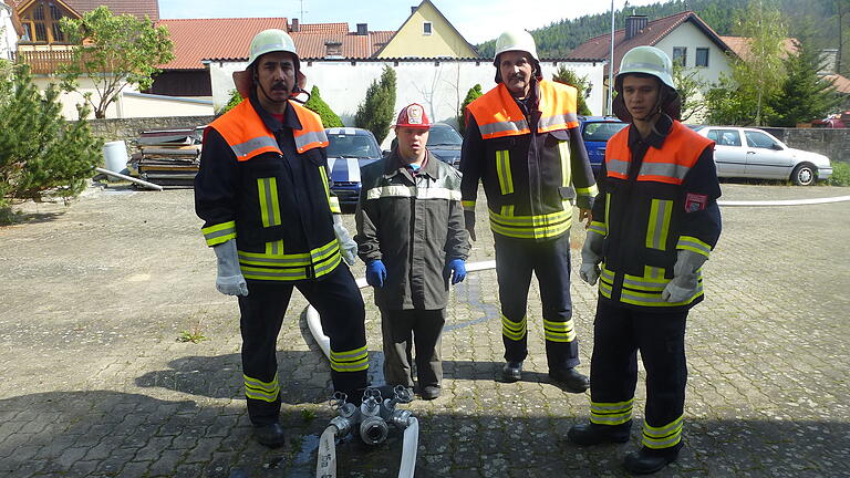 Egal ob mit oder ohne Handicap, ob aus Deutschland oder Afghanistan - in der Freiwilligen Feuerwehr Geckenau packen alle mit an. Egal ob mit oder ohne Handicap, ob aus Deutschland oder Afghanistan - in der Freiwilligen Feuerwehr Geckenau packen alle mit an.