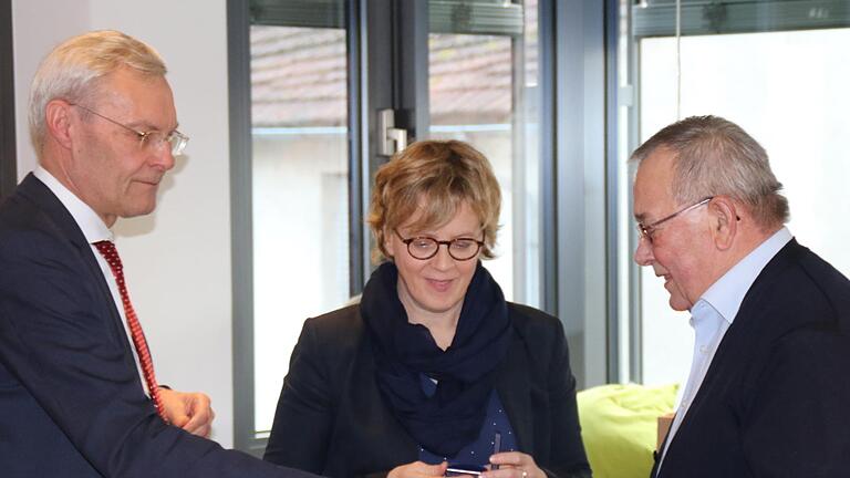 Hans-Dieter Scherpf (rechts) ist mit der Willy-Brandt-Medaille der SPD ausgezeichnet worden. Sein langjähriger Wegbegleiter Herbert Trimbach (links) und die Landesvorsitzender Natascha Kohnen überreichten die Medaillen. Fotos: Hilmar Ruppert - Hans-Dieter Scherpf (rechts) ist mit der Willy-Brandt-Medaille der SPD ausgezeichnet worden. Sein langjähriger Wegbegleiter Herbert Trimbach (links) und die Landesvorsitzender Natascha Kohnen überreichten die Medaillen. Fotos: Hilmar Ruppert Hans-Dieter Scherpf (rechts) ist mit der Willy-Brandt-Medaille der SPD ausgezeichnet worden. Sein langjähriger Wegbegleiter Herbert Trimbach (links) und die Landesvorsitzender Natascha Kohnen überreichten die Medaillen. Fotos: Hilmar Ruppert - Hans-Dieter Scherpf (rechts) ist mit der Willy-Brandt-Medaille der SPD ausgezeichnet worden. Sein langjähriger Wegbegleiter Herbert Trimbach (links) und die Landesvorsitzender Natascha Kohnen überreichten die Medaillen. Fotos: Hilmar Ruppert