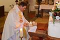 Dekan Andreas Krefft zog mit dem Altardienst und dem Jesuskind in die Kirche von Hohenroth ein. Dann legte er die Figur in die Krippe am Altar.