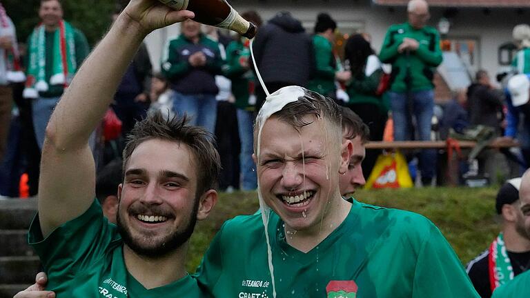 Die Freude in Bischofsheim war groß: Bierdusche für Torschütze Luis Kober durch Simon Rockenzahn