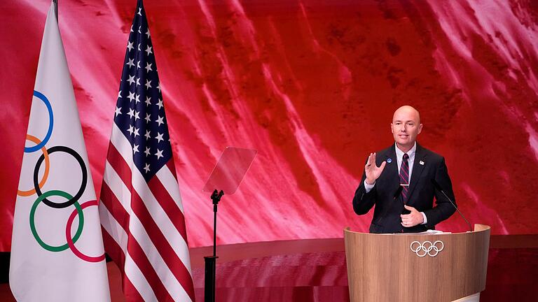 Paris 2024 - IOC-Session - Utahs Gouverneur Spencer Cox wirbt bei der IOC-Generalversammlung für die Winterspiele 2034 in Salt Lake City. Paris 2024 - IOC-Session - Utahs Gouverneur Spencer Cox wirbt bei der IOC-Generalversammlung für die Winterspiele 2034 in Salt Lake City.