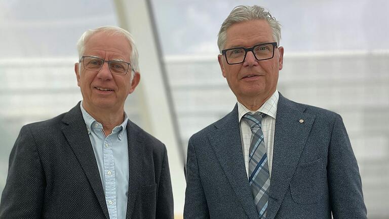 Die Chefärzte Prof. Dr. Sebastian Kerber (links) und Prof. Dr. Anno Diegeler blicken auf Meilensteine in 40 Jahren Herz- und Gefäßklinik am Rhön-Klinikum Campus Bad Neustadt zurück.