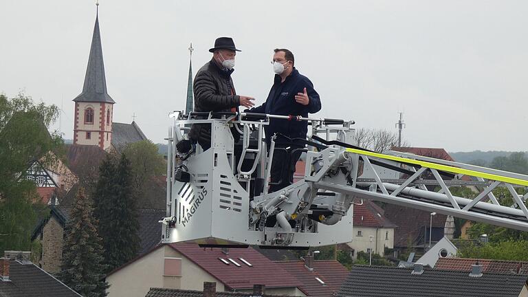Bürgermeister Wolfgang Borst (links) durfte zusammen mit Drehleitermaschinisten Simon Gräf als Erster hoch in die Luft.