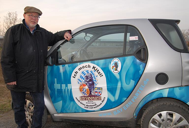 Erst wenige Tage alt ist dieses Foto, das Uwe Hartmann mit seinem Bayernpartei-Smart zeigt. Auf das Auto wurde nun offensichtlich ein Brandanschlag verübt.