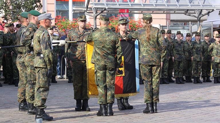 Mit der Hand an der Truppenfahne oder in Reih und Glied angetreten beteuerten die 45 Lehrgangsteilnehmenden beim Gelöbnis, der Bundesrepublik Deutschland treu zu dienen und das Recht und die Freiheit des deutschen Volkes tapfer zu verteidigen.