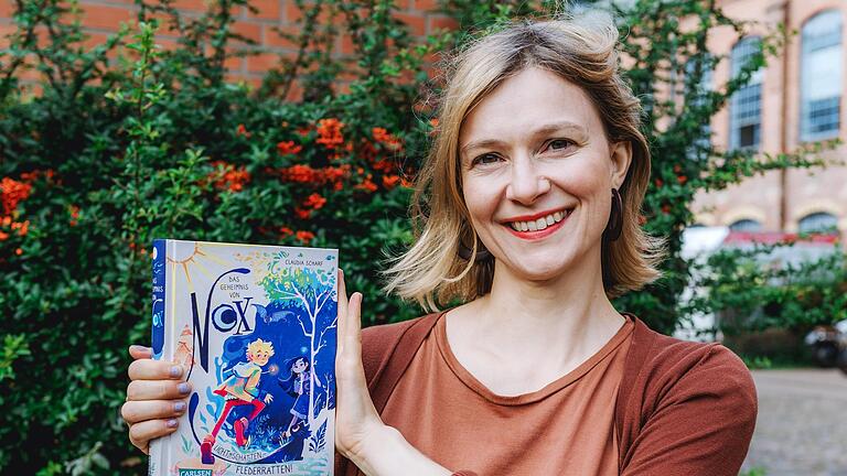 Autorin Claudia Scharf mit ihrem ersten Kinderbuch „Das Geheimnis von Nox“       -  Autorin Claudia Scharf mit ihrem ersten Kinderbuch „Das Geheimnis von Nox“
